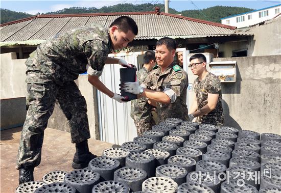 땀에 젖은 진도군 예비군 지역대…삼복더위에 연탄배달 봉사