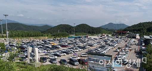 [포토]고속도로 가득 메운 피서객 차량