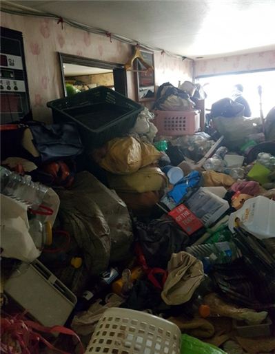 집안을 점령한 20톤의 쓰레기들/사진=부산 남구,연합뉴스