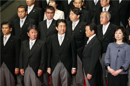 3일 개각을 단행한 아베 신조 일본 총리(앞줄 가운데)가 각료들과 함께 사진 촬영을 하고 있다. (사진=EPA연합뉴스)