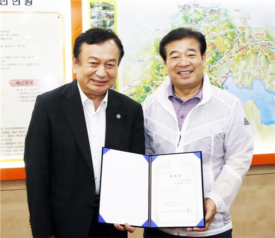 이용부 보성군수(오른쪽)가  3일‘한국공공정책학회 연구자문위원’으로 위촉됐다.