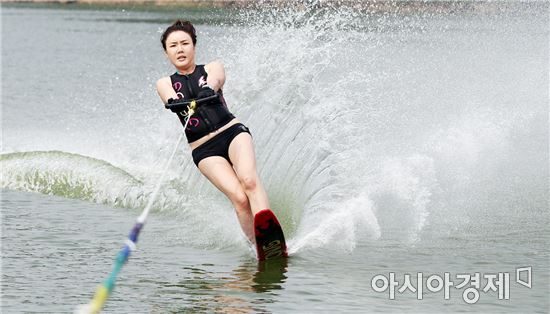 물보라 기르는 수상스키로 무더위 날려보세요