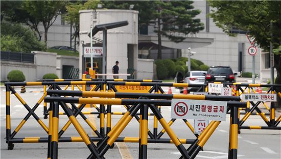 4일 국정원 청사 앞의 바리케이드. 사진=연합뉴스
