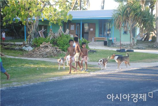 [기후변화를 읽다]"잠기는 섬, 투발루를 가다"