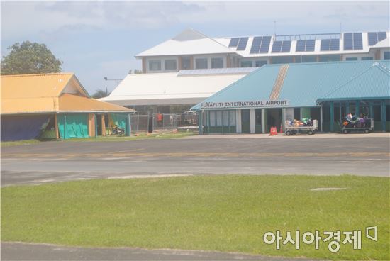 ▲푸나푸티 국제공항은 아직 전산작업에 돼 있지 않아 비행기 티켓을 직접 손으로 작성해 준다.