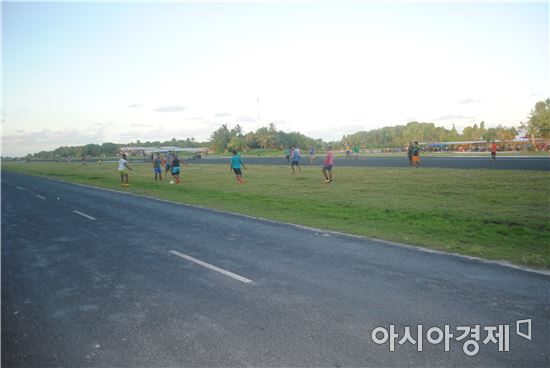 ▲푸나푸티공항 활주로는 투발루 국민들에게는 스포츠를 즐기는 중앙광장 역할을 한다. 4일 저녁 푸타푸티 시민들이 활주로에서 축구 등을 즐기고 있다.