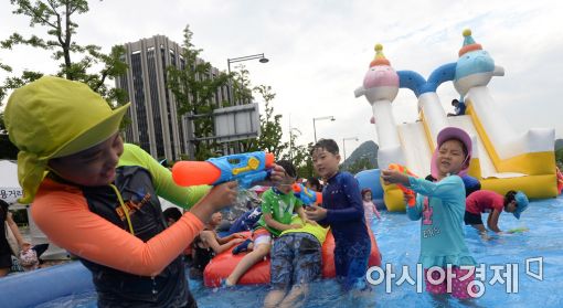 [포토]세종대로에서 물놀이 한 판