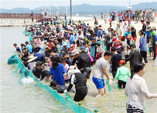 [포토]폭염에 장어도 잡고~피서도 즐기고