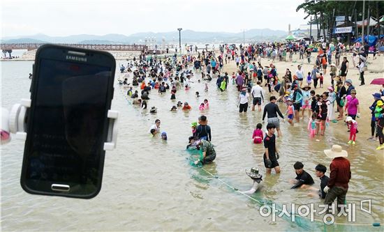 [포토]폭염에 장어도 잡고~피서도 즐기고