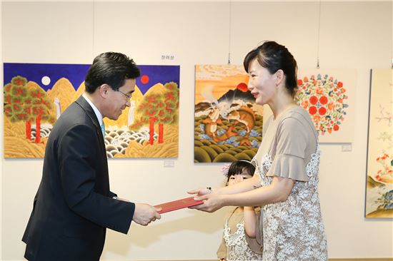 [포토]김성환 동구청장, 전통채색화 공모대전 수상자 격려