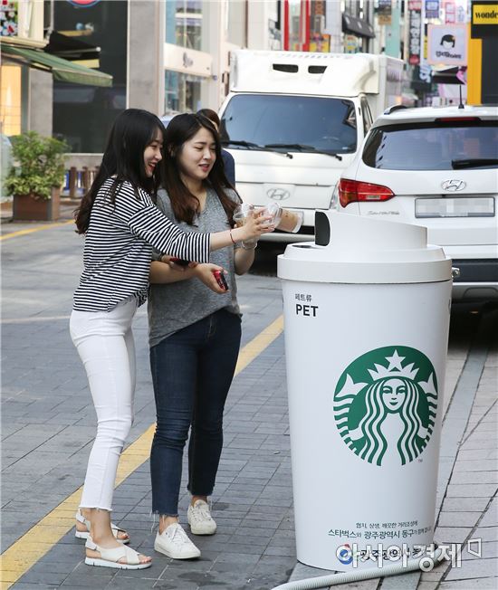 [포토]다 마신 일회용 컵, 이색 쓰레기통에 버리세요!