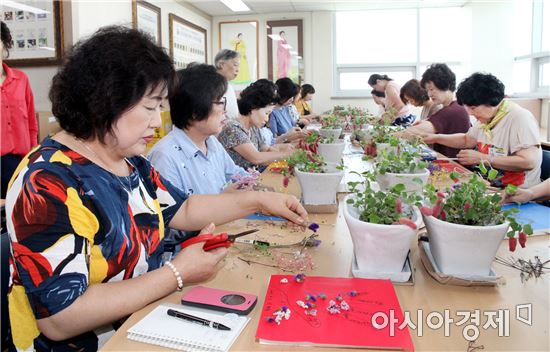 [포토]광주동구행복학습센터, “마을꽃밭 힐링원예”개강