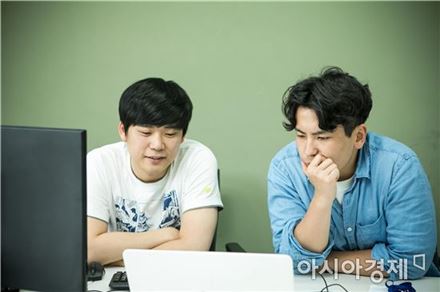 김윤환 탈잉 대표(오른쪽)와 김영경 이사(왼쪽)