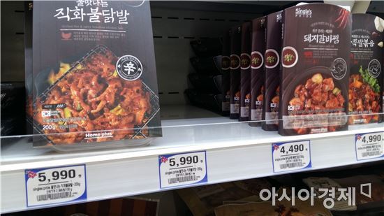 홈플러스의 자체 간편식 브랜드 '싱글즈프라이드' 코너. 특히 인기 있는 '불맛나는 직화불막창'의 경우 내놓기가 무섭게 없어진다.(사진=오종탁 기자)