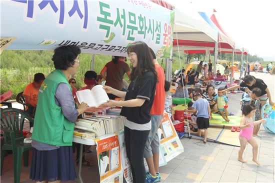 구로구, 안양천 물놀이장 이동도서관 운영
