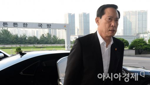 [포토]송영무 국방장관, 굳은 표정으로 출근