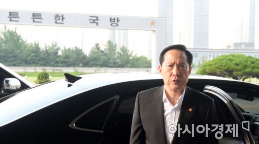 [포토]송영무 국방장관, 공관병 갑질 논란 속 출근