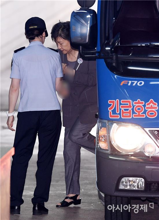 [포토]호송차에서 내리는 박근혜 전 대통령