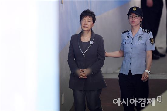 朴 '옥중정치' 후폭풍…한국당 윤리위 연기