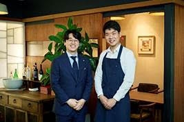 (왼쪽부터)권숙수 매니저, SK 뉴스쿨 학생.