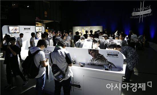 넷마블이 지난 6일 일본 도쿄에서 일본 이용자, 미디어 등 200여 명을 초청해 사전론칭파티를 개최했다. 현지 이용자들이 게임을 체험하고 있다.