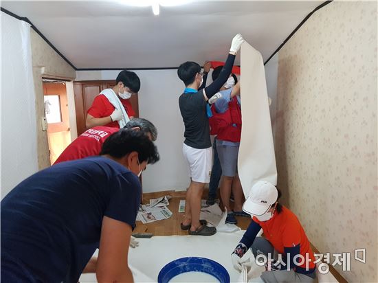 광주광역시 서구 자원봉사센터가 서창동 일대에서 ‘서구나눔 러브하우스 봉사활동’을 펼쳤다.
