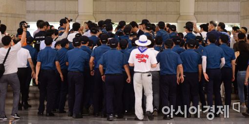 [포토]박영수 특별검사, 경찰 경호 받으며 출석 