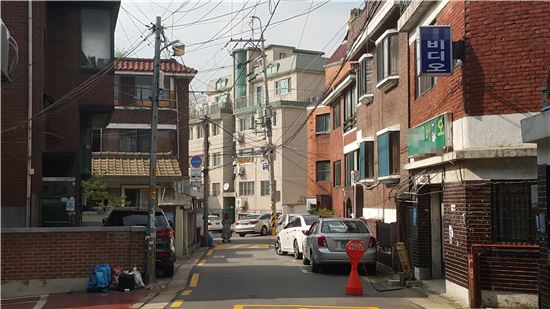 올 7월 정비구역에서 직권해제된 서울 은평구 역촌2구역 일대. 자체 주차 공간이 부족한 노후한 다세대·연립주택이 몰려 있어 주차난이 심각한 상황이다. 