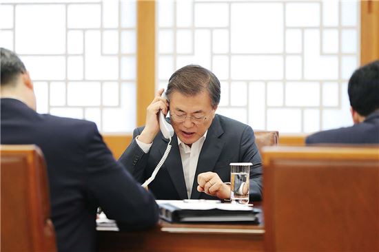 문재인 대통령이 7일 오후 4시 청와대에서 아베 신조 일본 총리와 전화 통화를 하고 있다.[사진=청와대]
