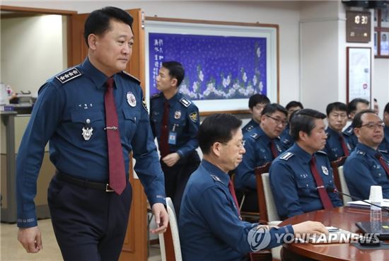 이철성 경찰청장  “촛불로 정권이 무너질 것 같냐”…신상털이식 감찰 의혹도
