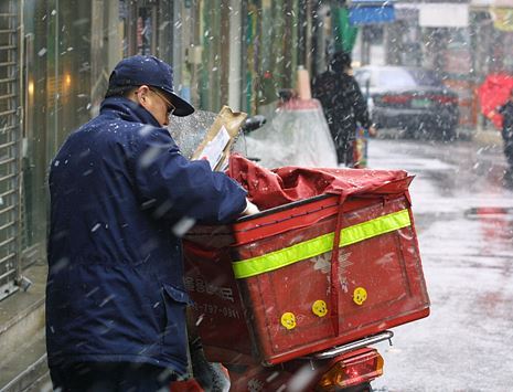 "하루 1000통 우편 배달"…정부, 우체국 집배원 근로환경 개선한다