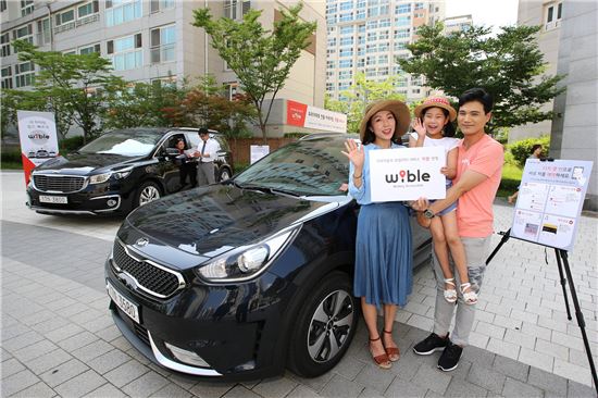 기아자동차가 8일 모빌리티 서비스 브랜드인 '위블(WiBLE)'을 공개하며 모빌리티 서비스 분야 진출을 밝혔다. 서울 구로구 천왕연지타운2단지에서 모델들이 '위블'의 출시 기념 촬영을 하고 있다. 