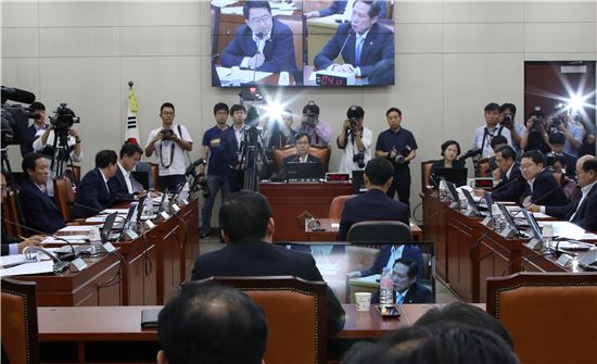 文 정부 정책과 거꾸로?…국회 4급 女보좌관 5.9%뿐