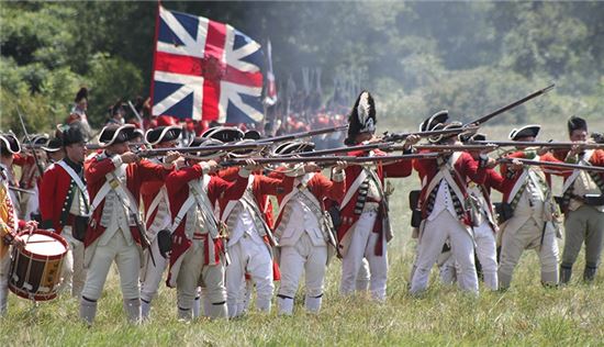 미국 독립전쟁 당시 영국군 레드코트를 재현한 모습. 레드코트는 18세기 당시에는 거의 유일하게 실탄훈련을 받은 군대로 사격술이 우수했던 것으로 알려져있다.(사진=위키피디아) 