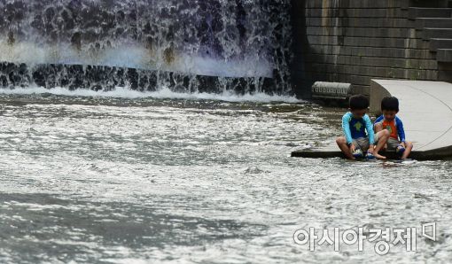 [포토]청계천에서 폭염 식히는 어린이들 