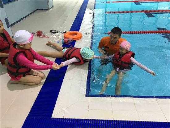 물놀이 떠나기 전 수상안전교육 받으세요