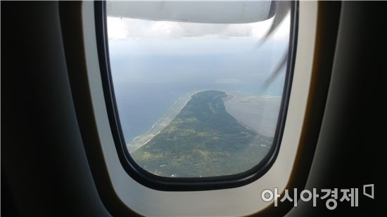 ▲비행기 안에서 보이는 통가타푸. 통가왕국의 가장 큰 섬이다. 