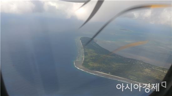▲통가의 작은 섬들은 이미 해수면 상승으로 잠겨들고 있다. 항공기에서 본 통가타푸.