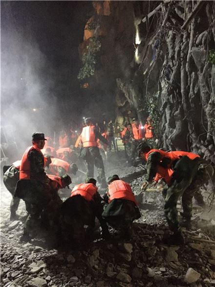 규모 7.0의 강진이 발생한 중국 중부 쓰촨성에서 9일(현지시간) 긴급 구조작업이 진행되고 있다. (사진=AP연합뉴스)