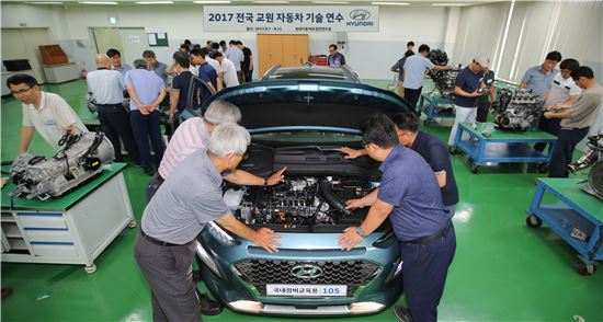 현대자동차가 진행중인 '2017 전국 교원 자동차 기술 연수'에 참여한 참가자들이 최근 출시된 소형 스포츠유틸리티차량(SUV) 코나에 탑재된 엔진을 살펴보고 있다. 