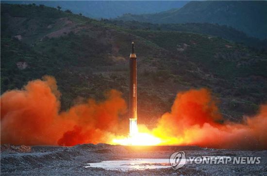 북한이 5월14일 신형 지상대지상 중장거리 미사일 '화성-12형'의 시험발사에 성공했다고 북한 노동신문이 15일 보도했다. 사진은 북한이 발사한 직후의 화성-12의 모습. [이미지출처=연합뉴스]
