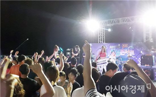 완도 싱싱콘서트가 매주 토요일마다 열리고 있는 가운데 관람객들이 흥겨운 시간을 보내고 있다.