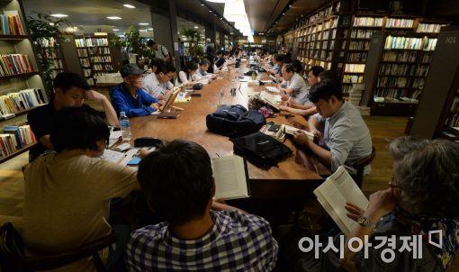 [포토]무더위 잊은 채 '독서 삼매경'