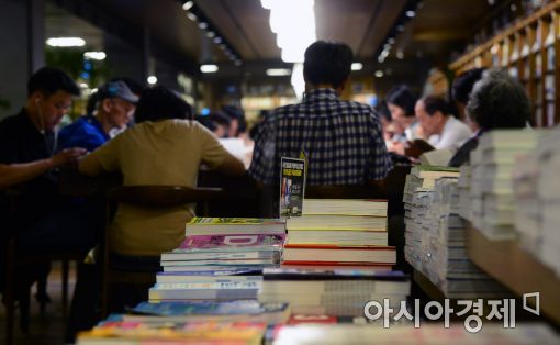 [포토]무더위 잊은 채 '독서 삼매경'