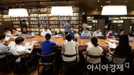 [포토]폭염엔 시원한 서점이 최고!