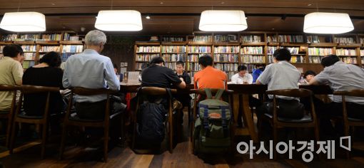 [포토]무더위 잊은 채 '독서 삼매경'
