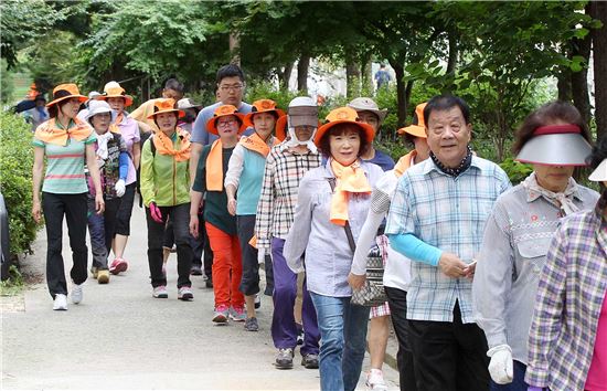 [포토]광주시 북구, 삼정승 만보 걷기교실 개최
