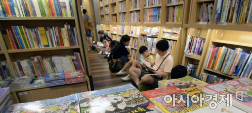 [포토]무더위 잊은 채 '독서 삼매경'