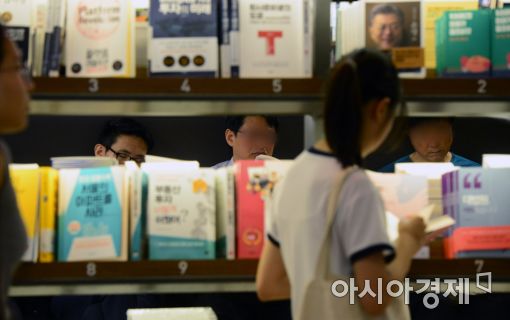 [포토]무더위 잊은 채 '독서 삼매경'