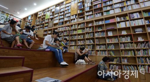 [포토]폭염엔 시원한 도서관이 최고!